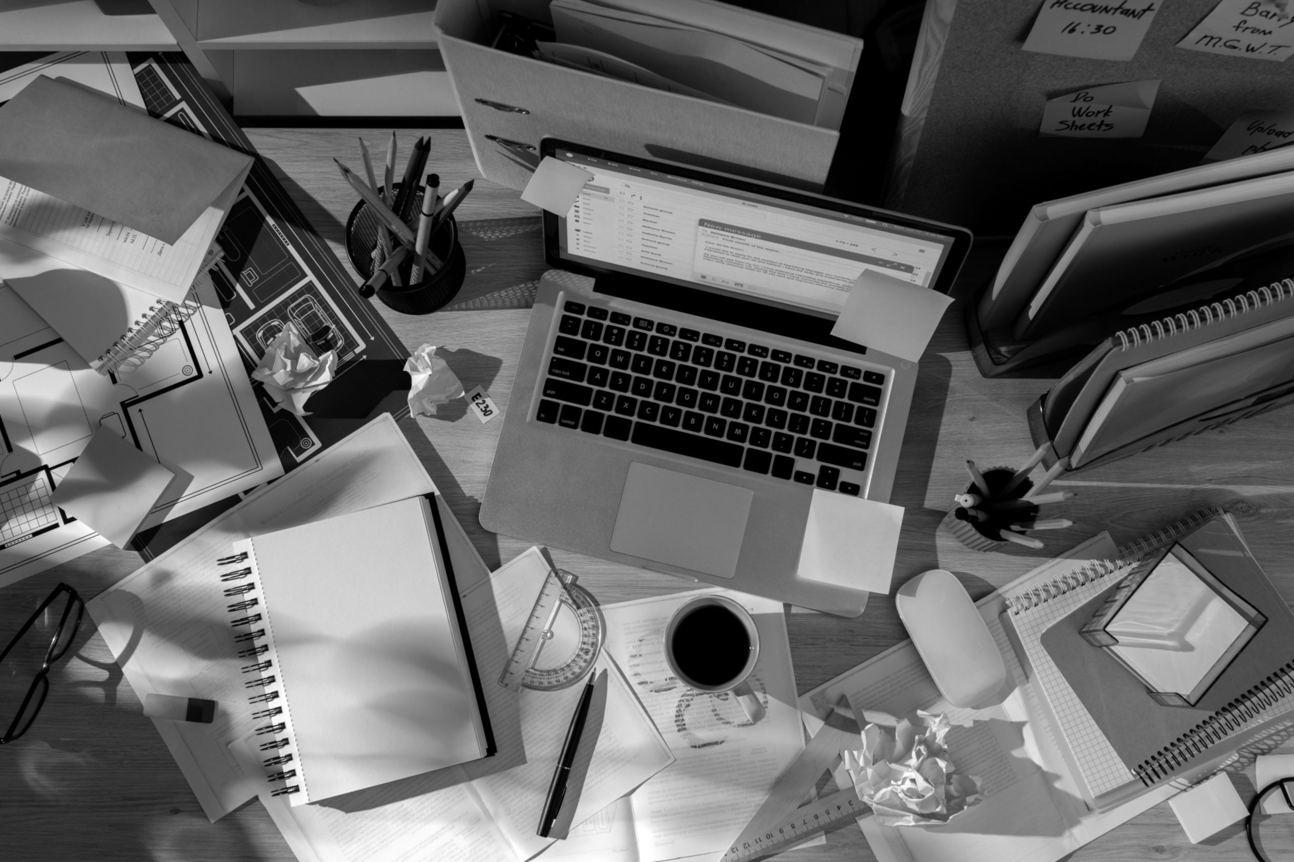 Mesa de trabajo vista desde arriba con materiales de oficina que reflejan un proceso de trabajo estructurado y profesional