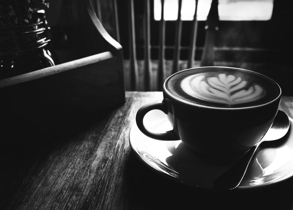 Antes de tu primer café: el peso de decidir en tu empresa Mano de un CEO sosteniendo una taza de café antes de iniciar la jornada mientras revisa mentalmente las decisiones operativas de su empresa